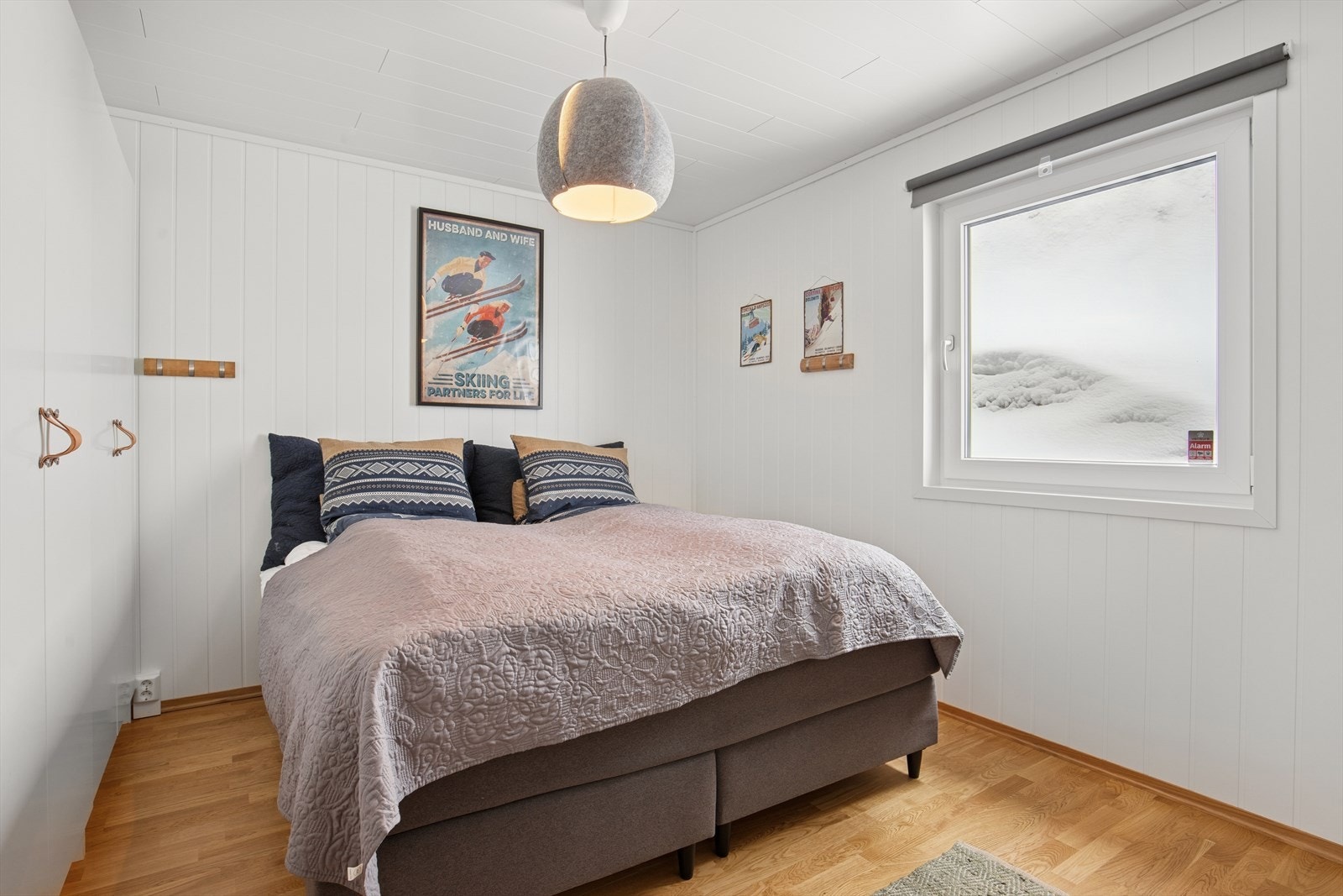 Hovedsoverommet har plass til dobbelseng, tilhørende møblement og stort garderobeskap Galleribilde