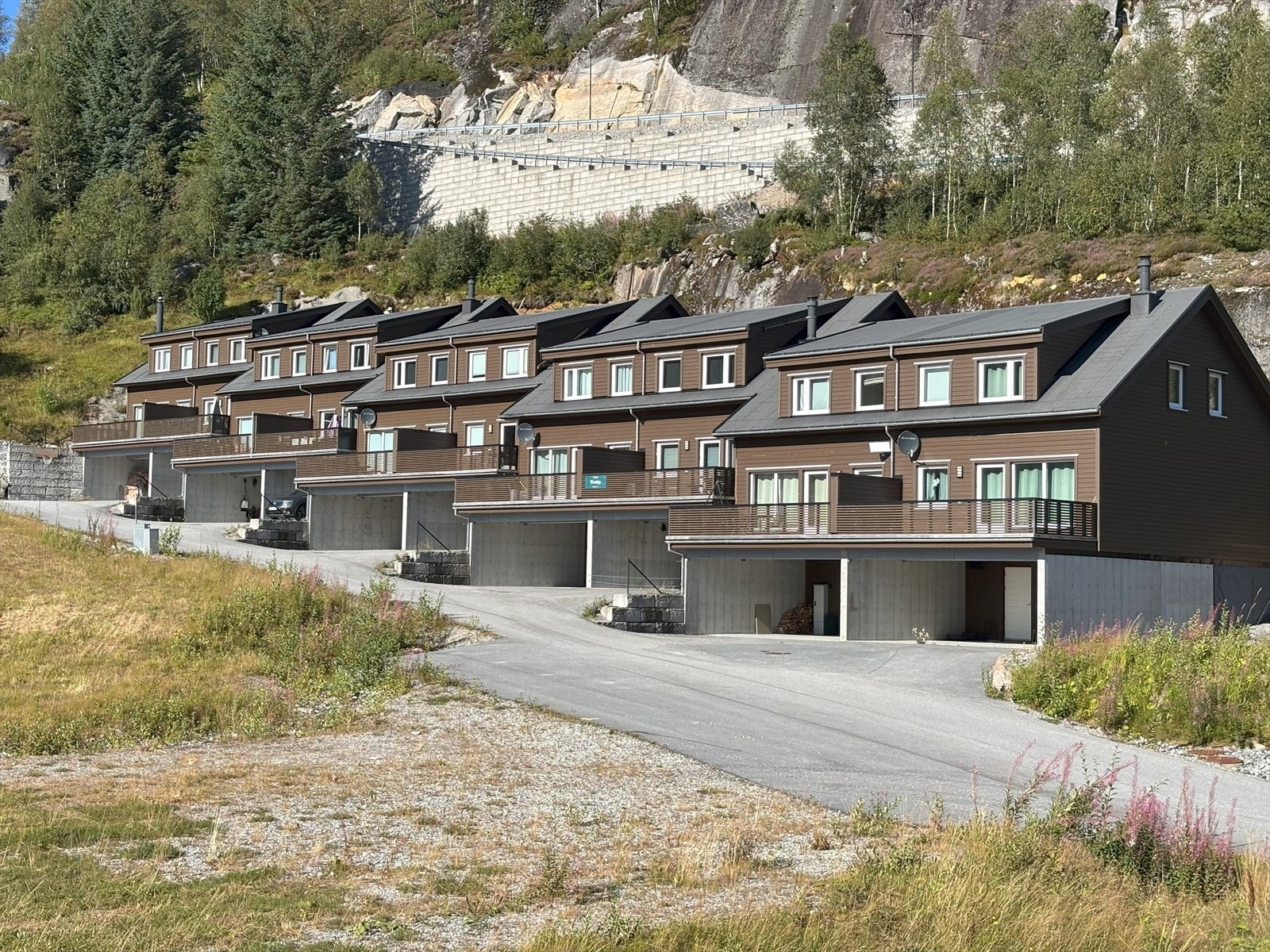 Familiehytte i rekke med en sentral, men samtidig tilbaketrukket plassering i hyggelige omgivelser. Galleribilde