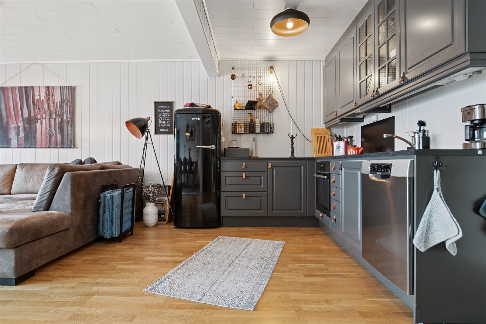 Både pent og praktisk med takhøye overskap. Galleribilde