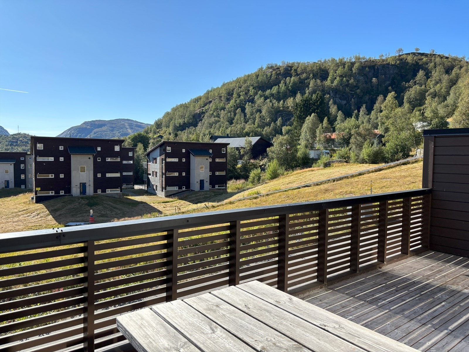 Fra stuen er det utgang til en romslig balkong med gode solforhold. Galleribilde