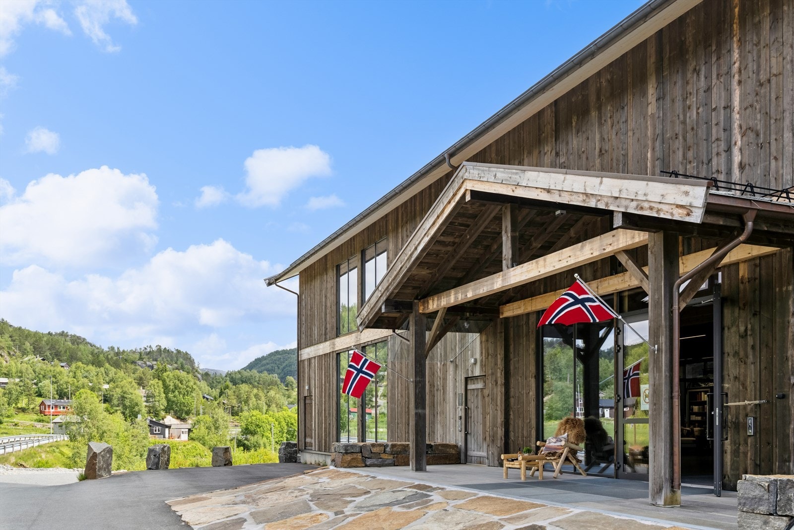 Det nye Handleriet med div. butikker kan nås både til fots, på ski og med bil. Galleribilde