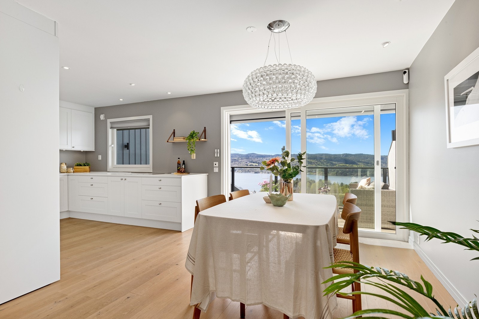 Plass til å dekke langbord mot en flott fjordutsikt. Galleribilde