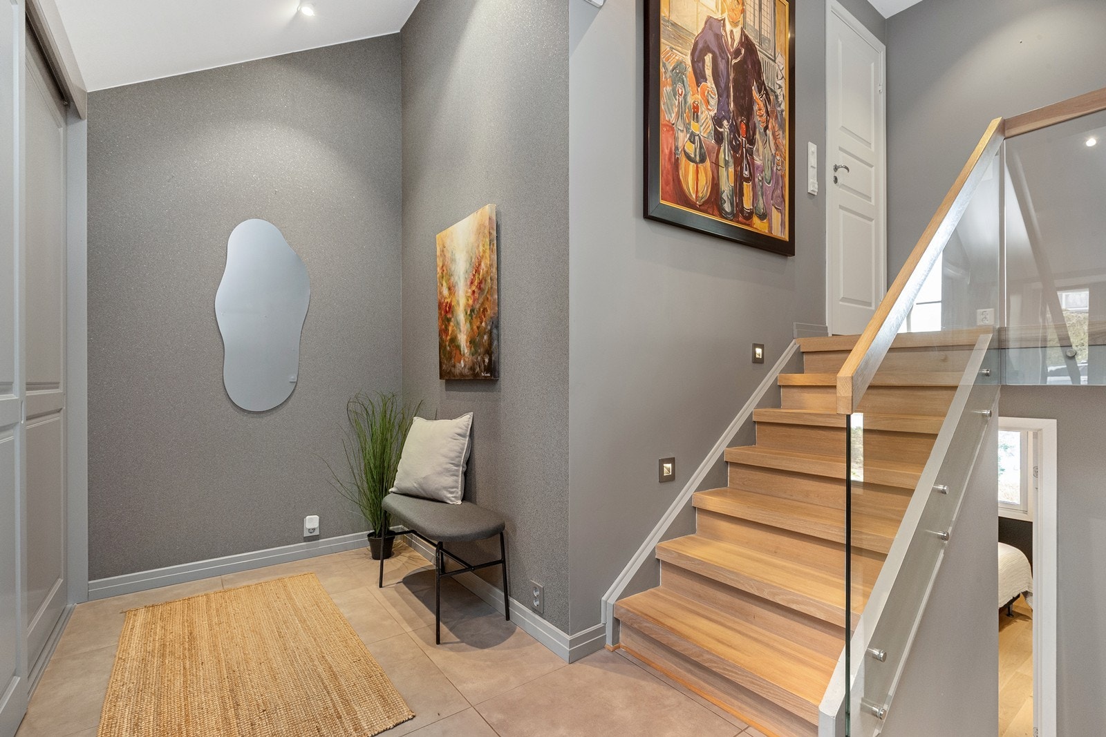 Lekker trapp med veggbelysning og glassrekkverk mellom halvetasjene. Gang/entré med heldekkende garderobeløsning. Galleribilde