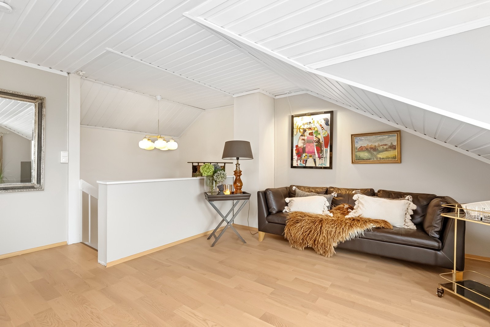 I boligens 2. etasje er det en praktisk loftstue/TV-stue med gode møbleringsmuligheter. Galleribilde