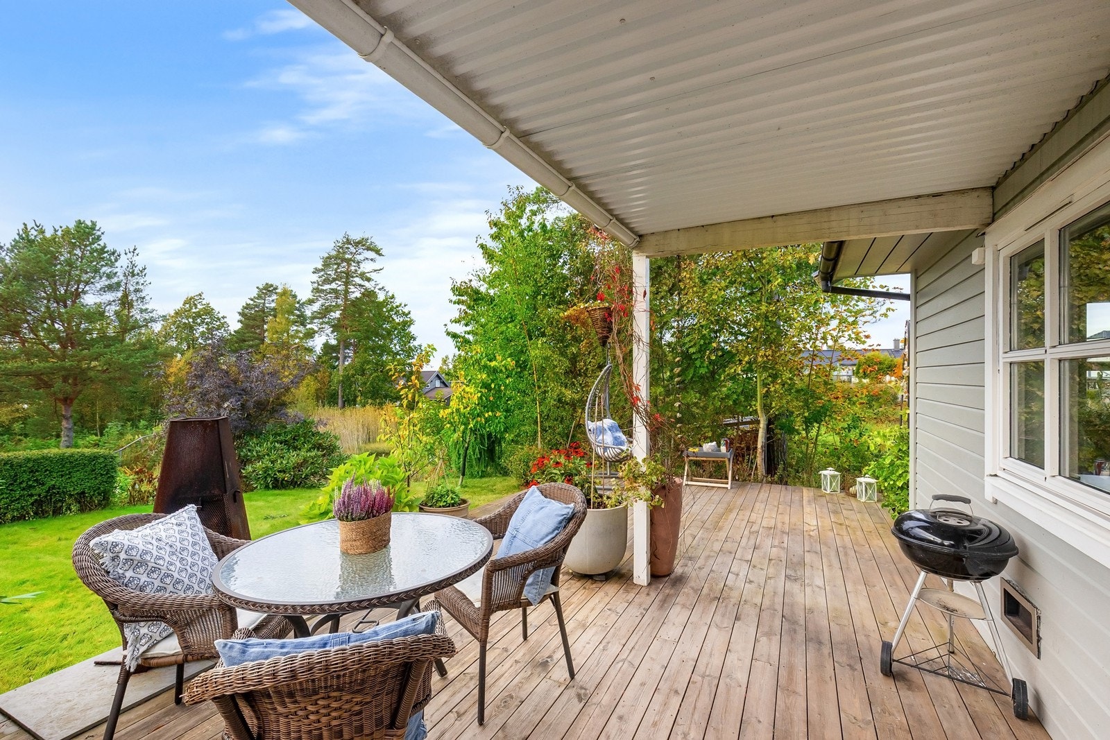 Fra stuen er det utgang til solrik terrasseplatting, og videre til hage. Galleribilde
