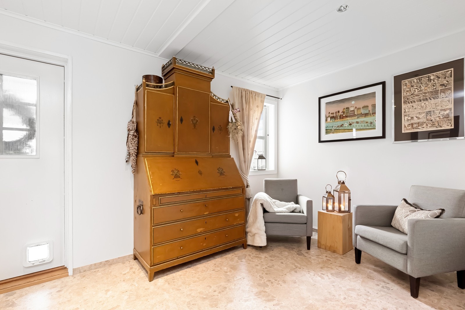 Innbydende entré med god plass til oppbevaring av yttertøy og sko. Galleribilde