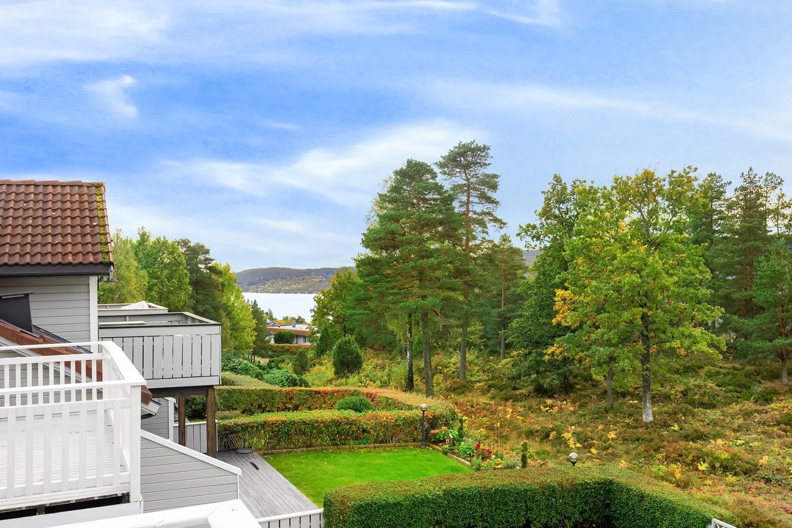 Utendørs kan du nyte solen på terrasseplattingen, samt på en usjenert balkong med noe sjøutsikt - perfekt for rolige morgener eller sene sommerkvelder. Galleribilde