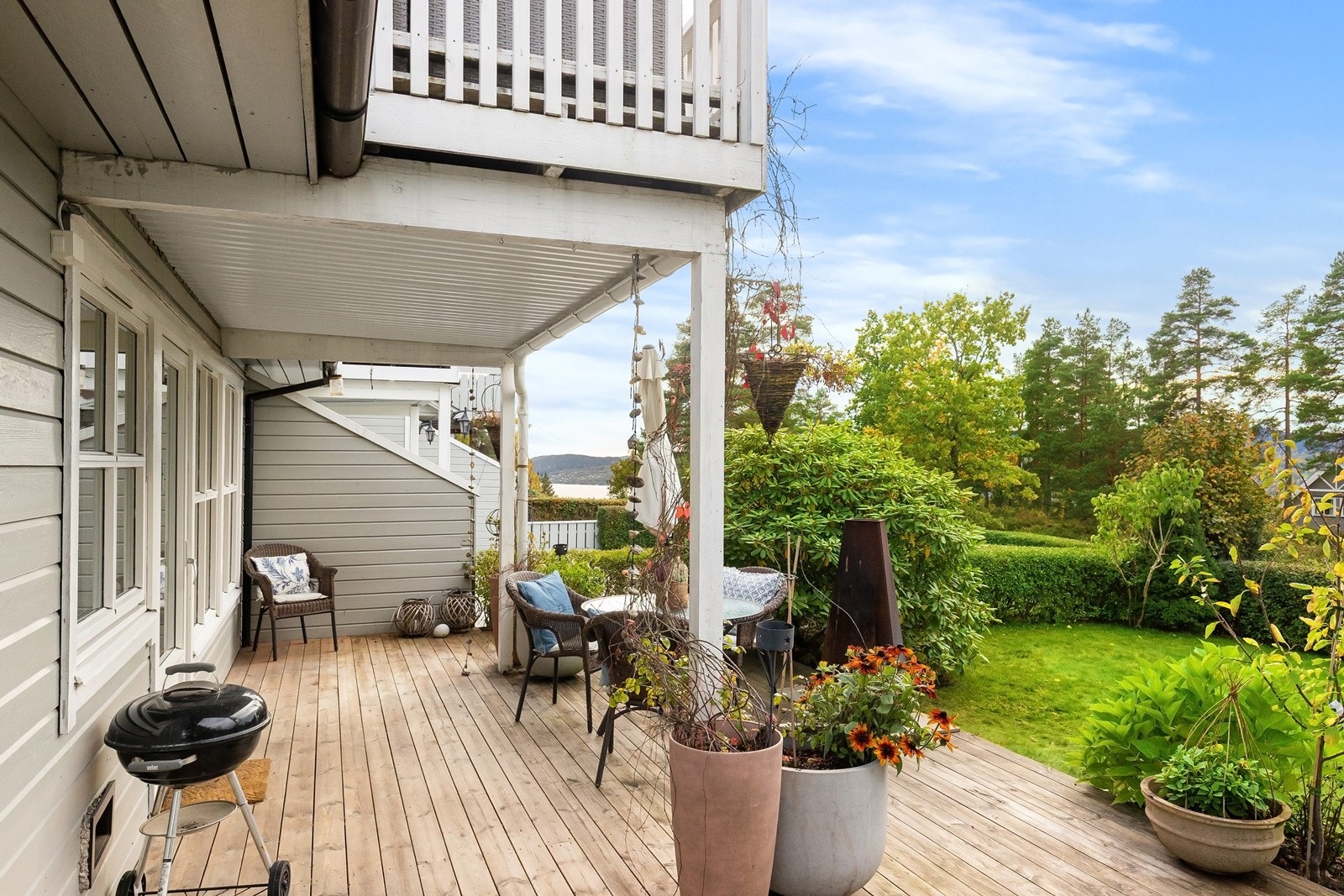 Herlig terrasse med levegg mot nabo og generelt lite innsyn. Galleribilde