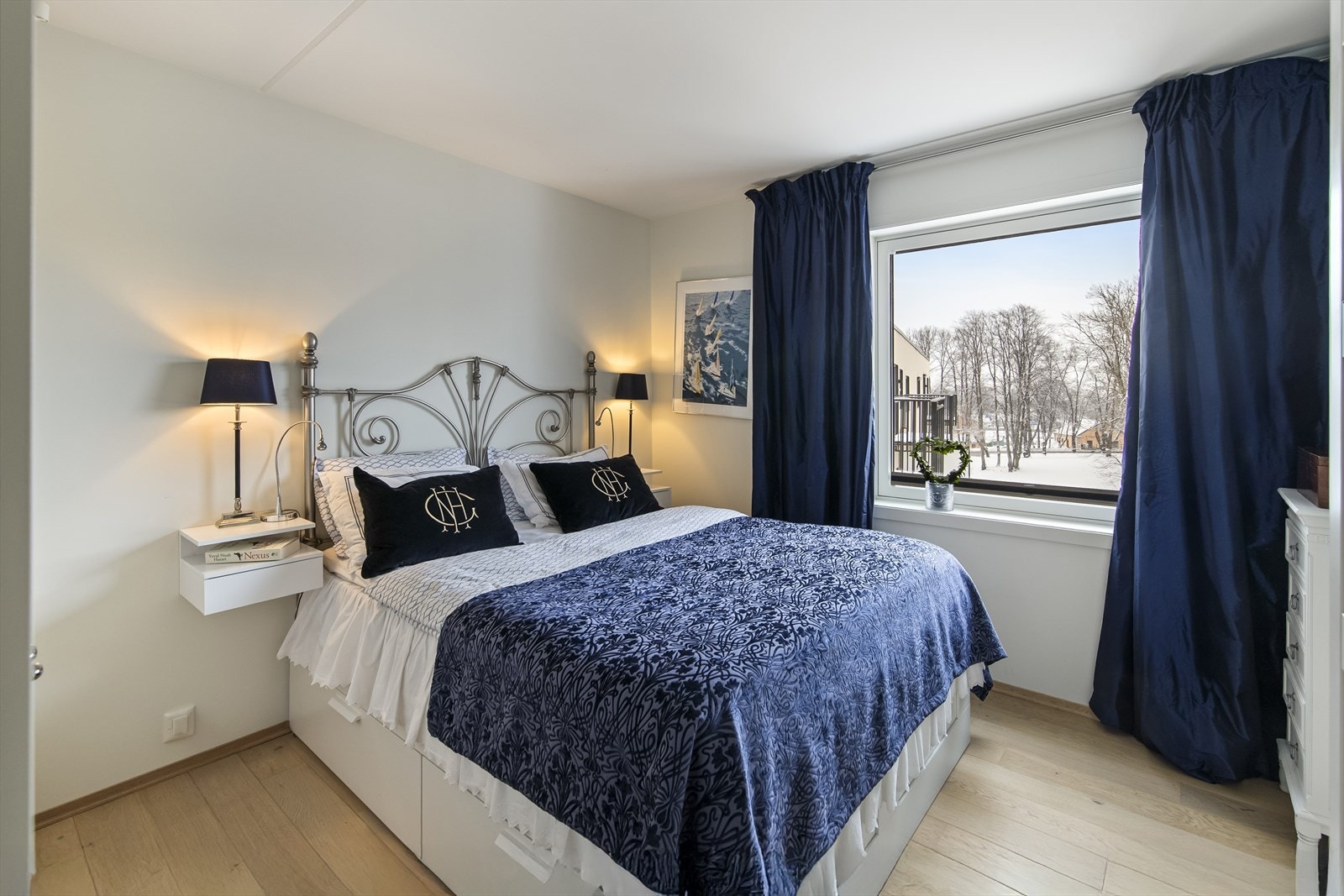 Boligen har totalt 2 soverom, som ligger på hver sin kant av leiligheten. Galleribilde