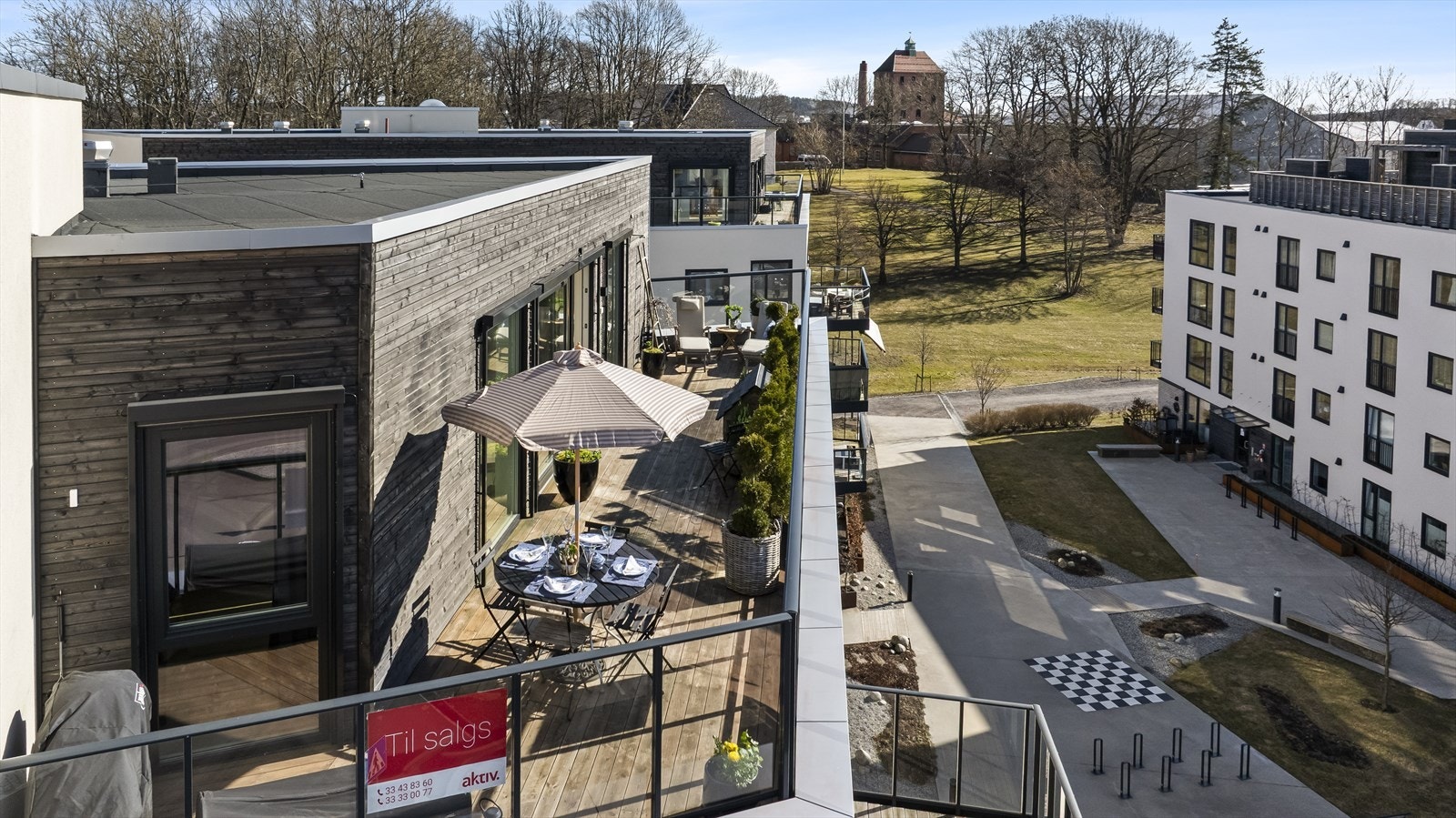 Området har et godt utvalg av servicetilbud i umiddelbar nærhet. Dagligvarebutikk, treningssenter og ulike serveringssteder ligger innen få minutters gange. Galleribilde