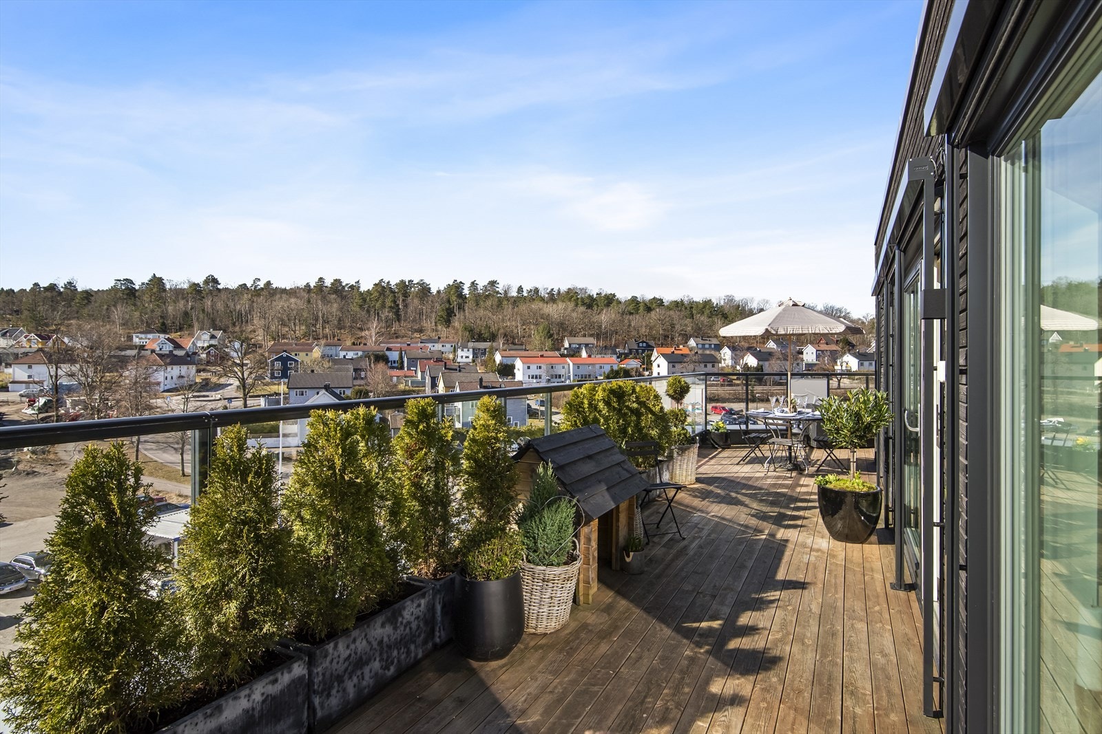 Med utgang fra stue er det en deilig takterrasse på 38 kvm, hvor man usjenert kan nyte solen. Galleribilde