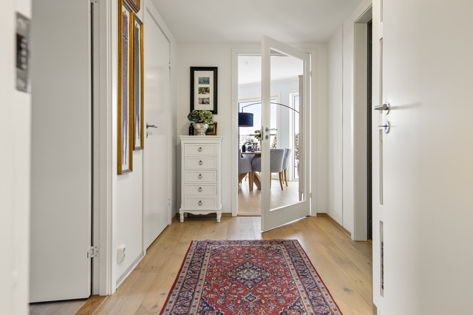 Leiligheten har en romslig entré med bod. Galleribilde