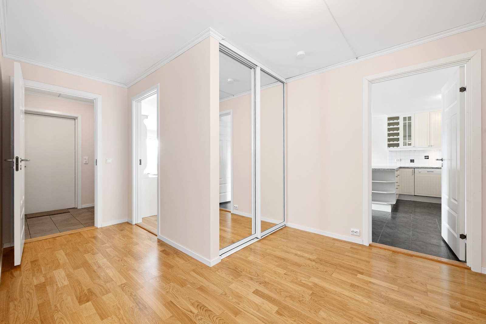 Leiligheten i underetasjen har en egen entré med en stor skyvedørsgarderobe. Galleribilde