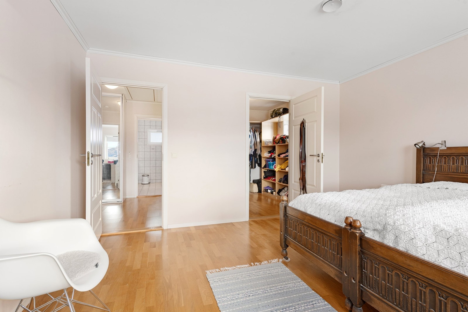 Fra soverommet er det direkte tilgang til en romslig walk-in-garderobe. Galleribilde