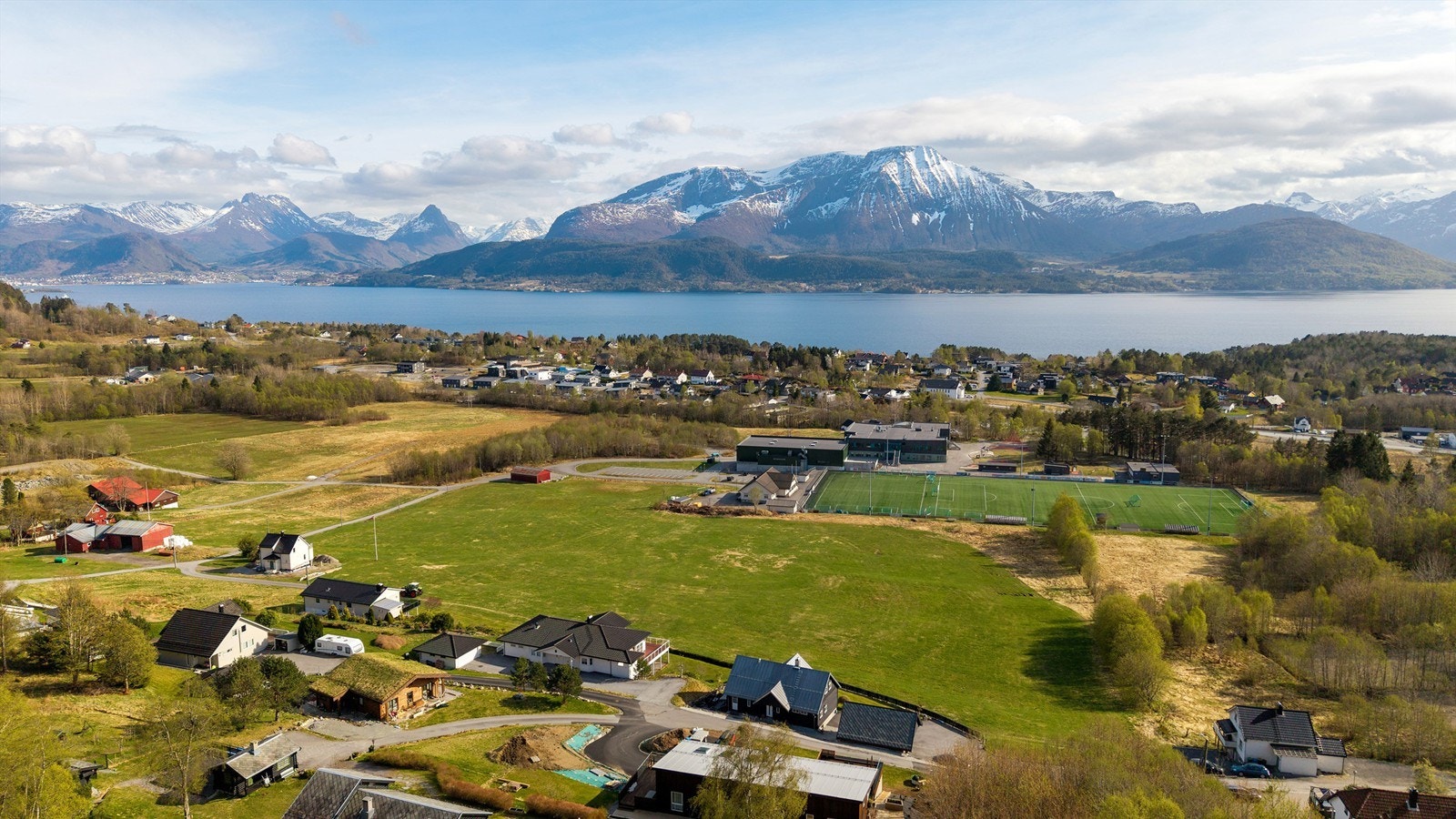Utsikten strekker seg mot Storfjorden og de majestetiske Sunnmørsalpene. Galleribilde