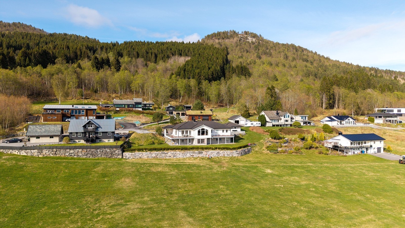 Området er kjent for å være rolig og fredelig, med nærhet til både sjø og fjell. Galleribilde