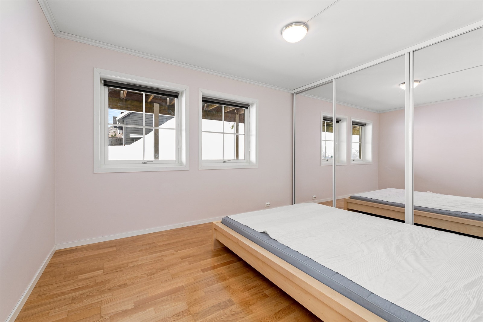 Hovedsoverom i utleieleiligheten er utstyrt med en stor skyvedørsgarderobe som gir rikelig med lagringsplass. Galleribilde