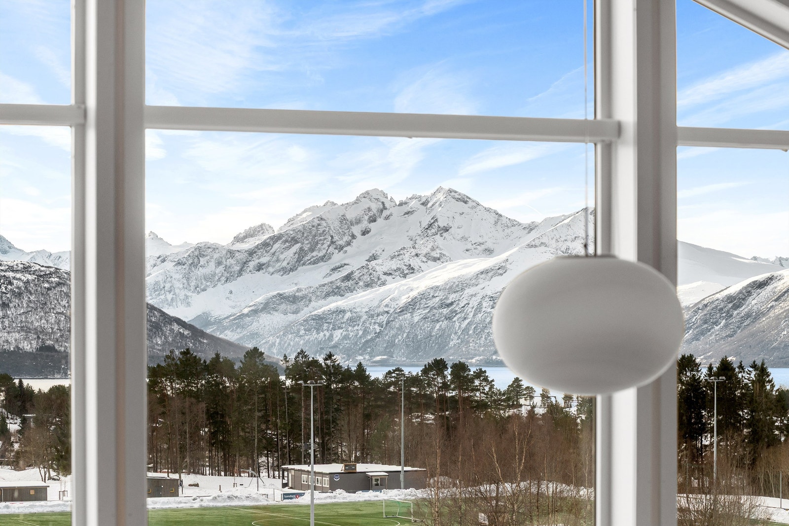 Hver dag byr på et nytt og skiftende skue mot fjellene. Galleribilde