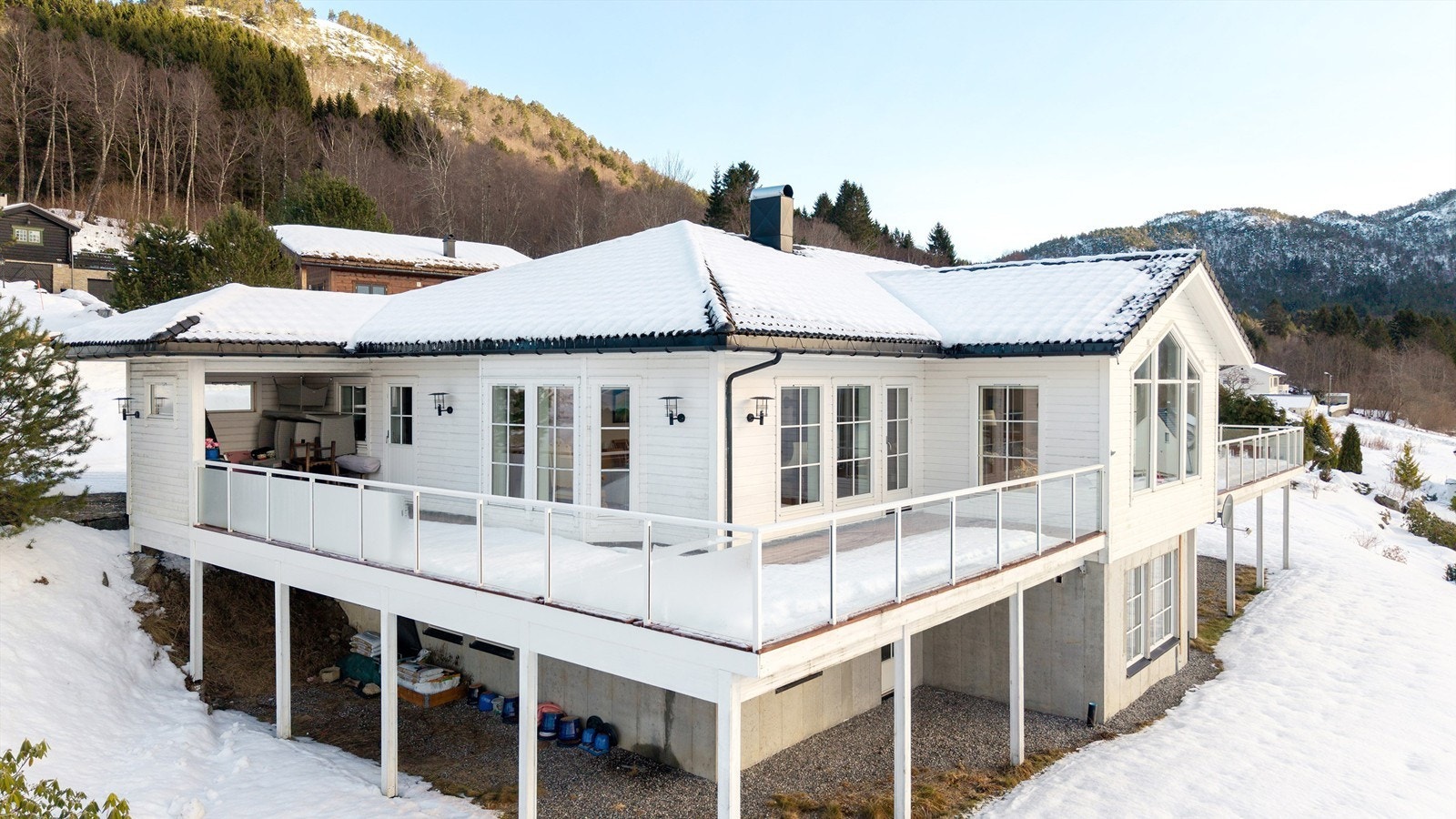 Store vindusflater og en omkransende terrasse er designet for å maksimere utsikten mot Sunnmørsalpene. Galleribilde