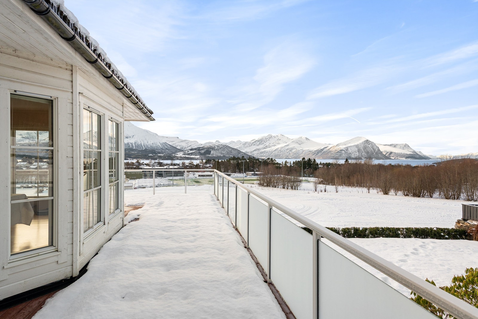 Fra den store terrassen kan man nyte gode solforhold og den flotte utsikten. Galleribilde