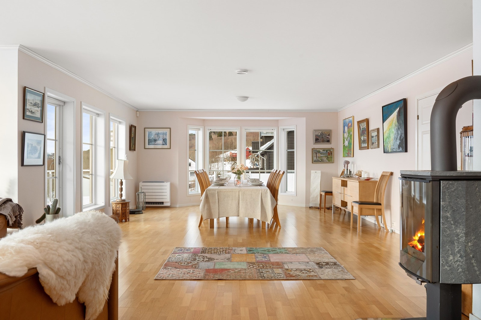 I spisestuen er det god plass for store selskaper, med en peisovn som gir ekstra varme. Galleribilde
