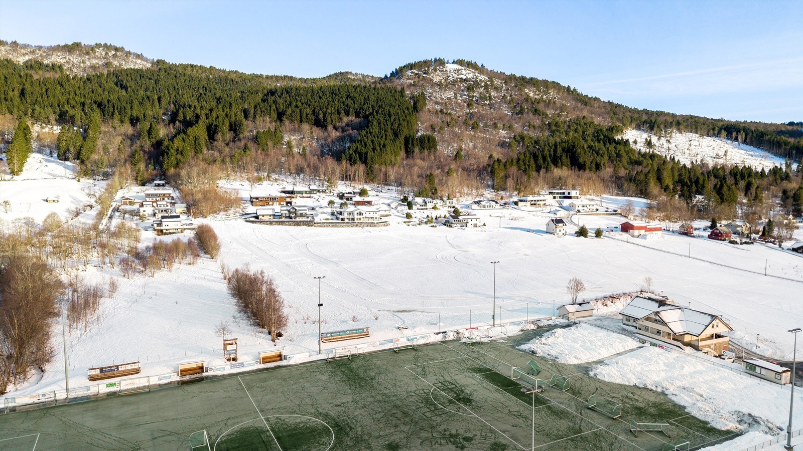 Emblem stadion ligger i nabolaget og tilbyr flotte idrettsanlegg for store og små. Galleribilde