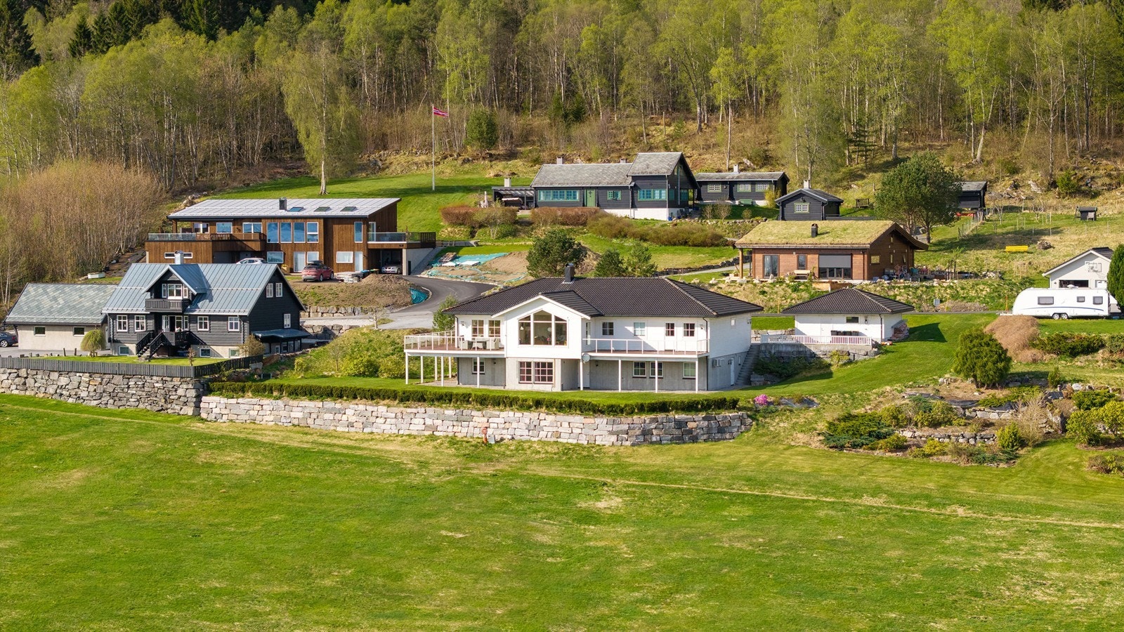 Dronebilde tatt over eiendommen. Galleribilde