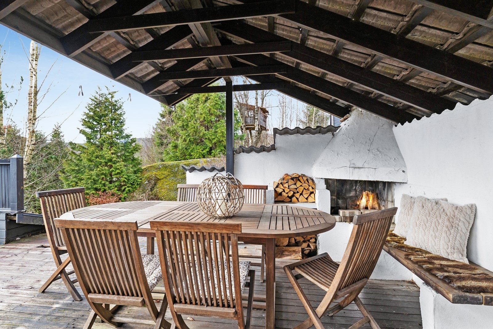 Plassbyggd pergola med utepeis. Plass til stort spisebord - perfekt for lange sommerkvelder. Galleribilde