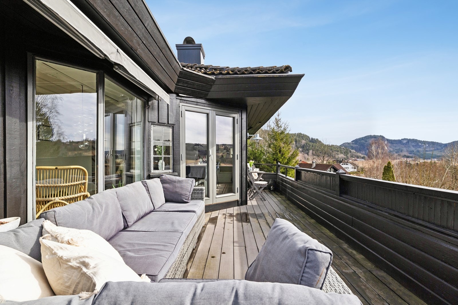 Fra stuen er det utgang til herlig terrasse. Galleribilde