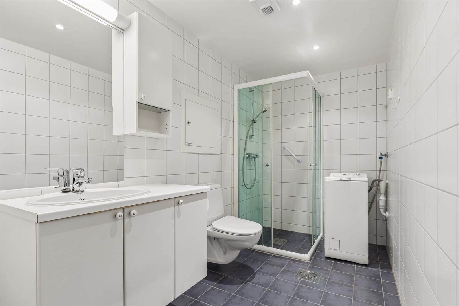 Badet er utstyrt med keramiske fliser på både gulv og vegger, og har elektriske varmekabler for ekstra komfort . Galleribilde