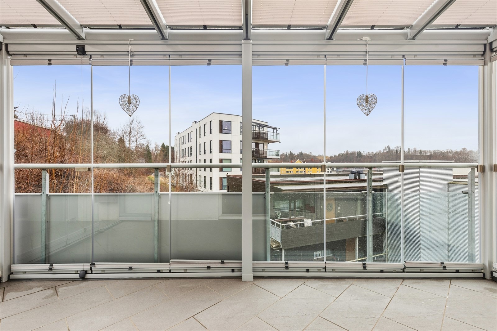 De store glassfeltene på balkongen gir rikelig med lys og utsyn. Galleribilde