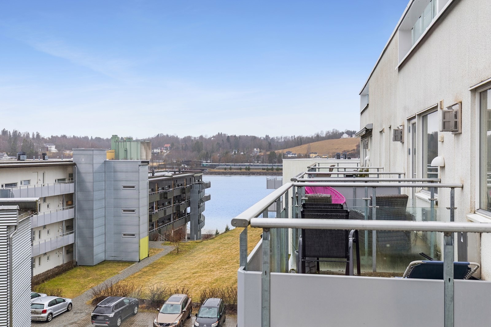 Balkongen har flott utsikt over nærliggende område og Vorma. Galleribilde