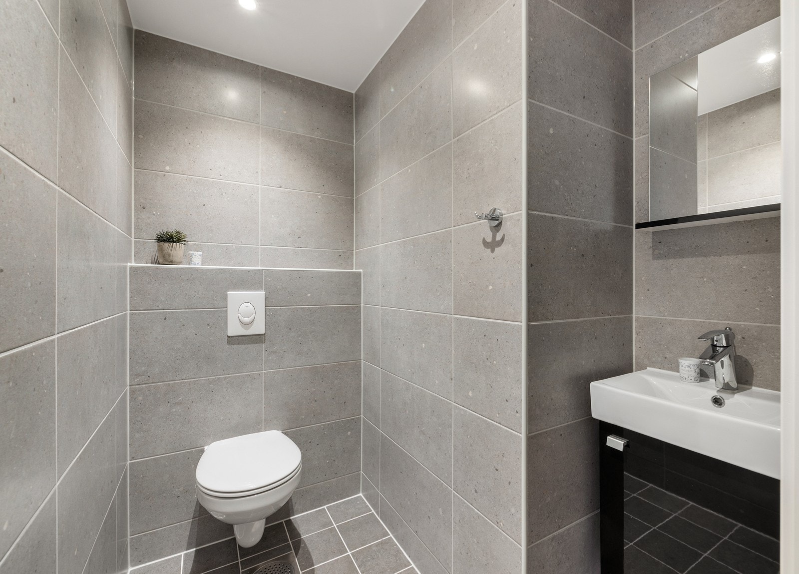 Lekkert separat toalettrom fra 2025 i samme moderne stil som badet. Perfekt som et gjestetoalett eller som et kjærkomment tillegg for familien. Galleribilde