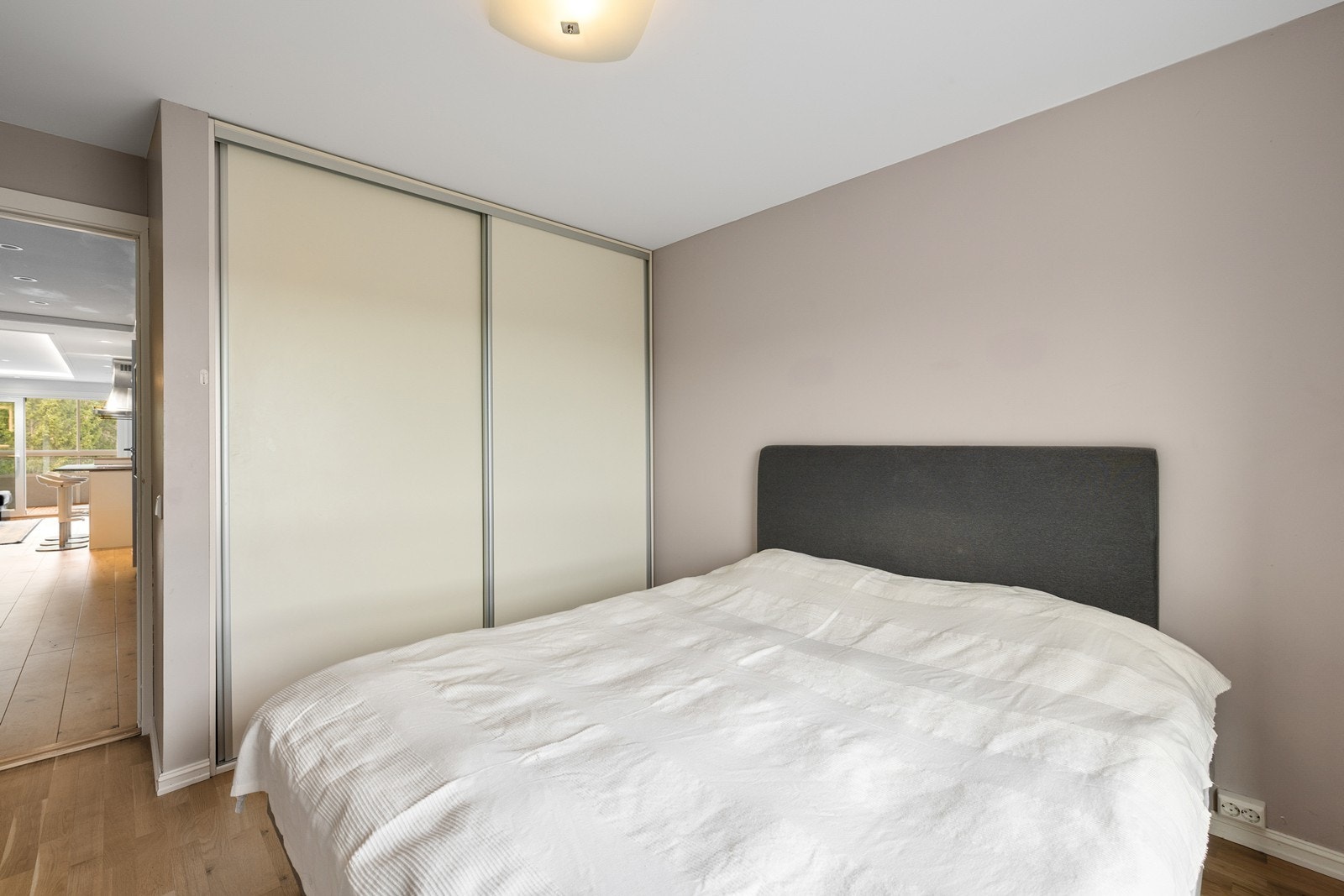 Hovedsoverommet har en skyvedørsgarderobe med god lagringsplass. Galleribilde