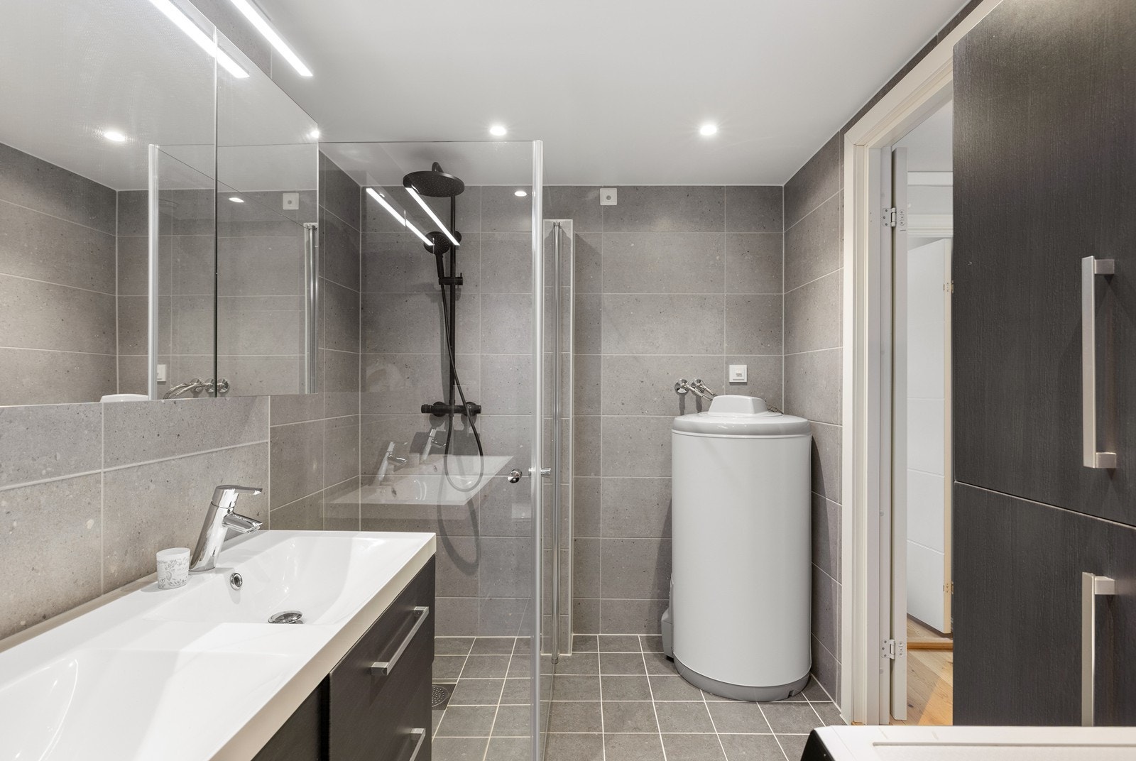 Badet er totalrehabilitert i 2025 i regi av borettslaget og fremstår som svært lekkert. Galleribilde