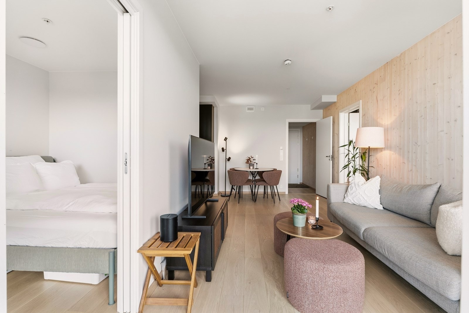 Fra stuen er det adkomst til 1 av boligens 2 soverom. Vannbåren varme i entré, stue og kjøkken er noe dere vil sette stor pris på hele året. Galleribilde