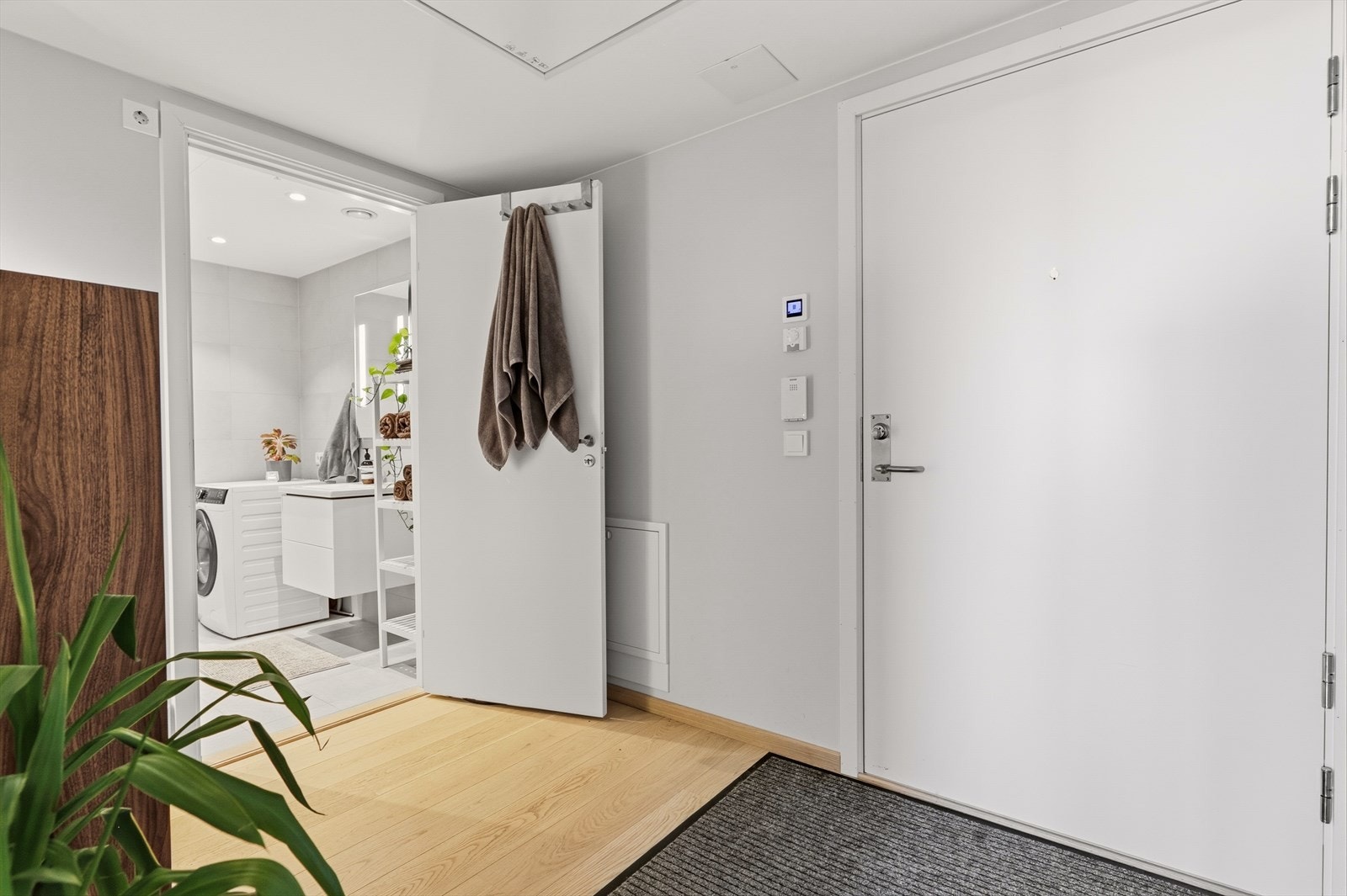 Gangen er romslig med plass til ulike oppbevaringsløsninger! Her er det hyggelig å komme hjem! Galleribilde