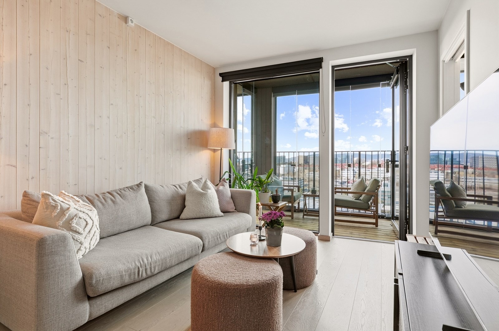 I stuen er det plass til sofagruppe, bord og TV benk. Her ligger alt til rette for rolige kvelder med film, eller større, sosiale sammenkomster. Galleribilde