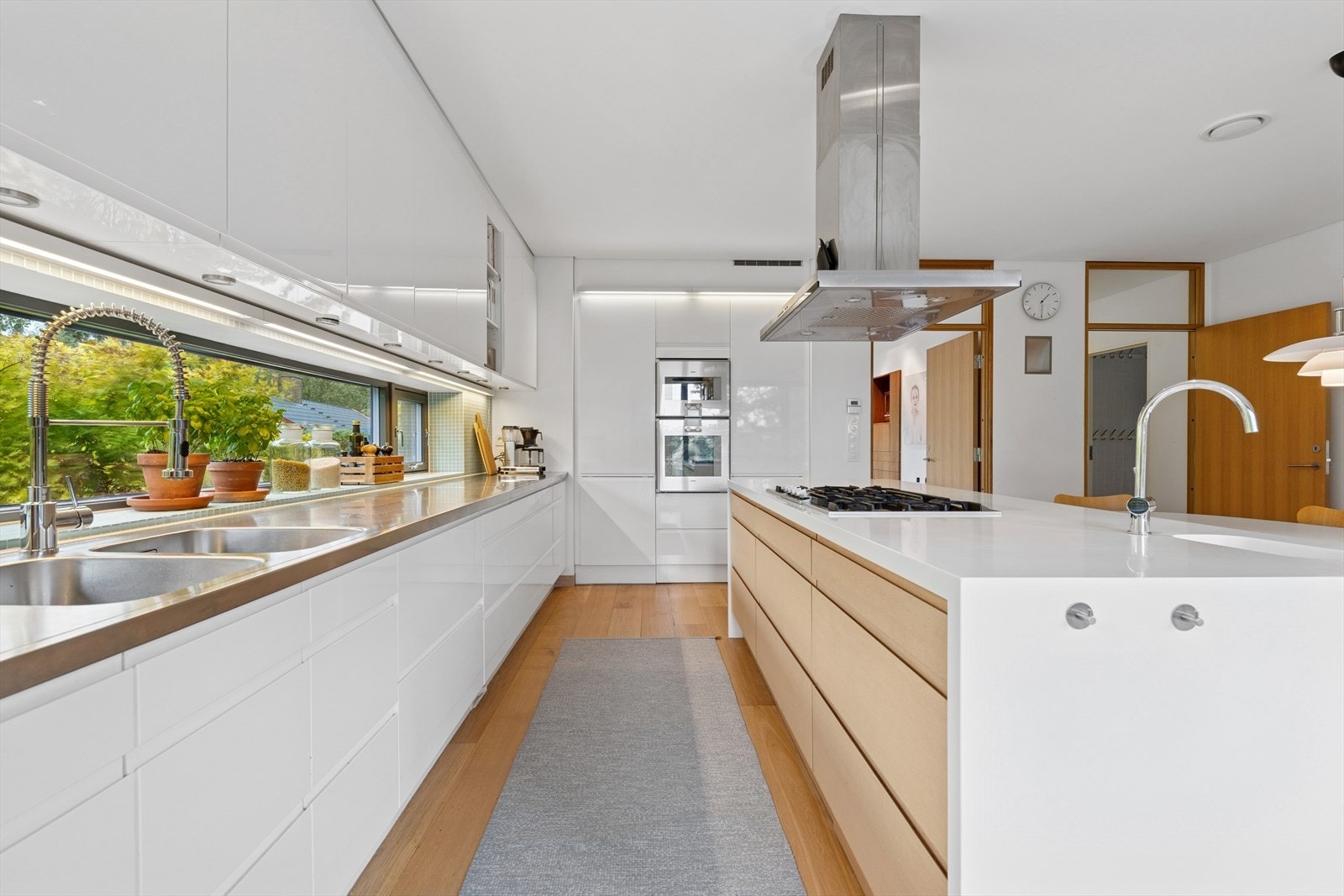 Lekker kjøkkenøy med Corian benkeplate, gass koketopp og integrert "grønnsaksvask" Galleribilde