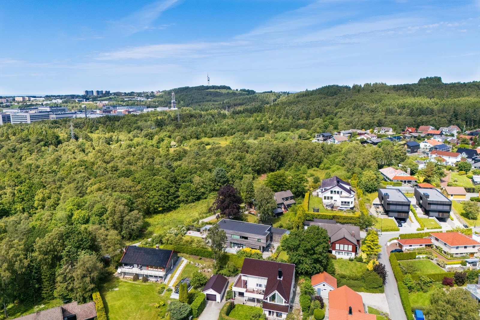 Boligen har en sjelden beliggenhet, helt inntil fantastiske Sørmarka, samt kun en kort spasertur gjennom skogen til det nye sykehuset på Ullandhaug Galleribilde
