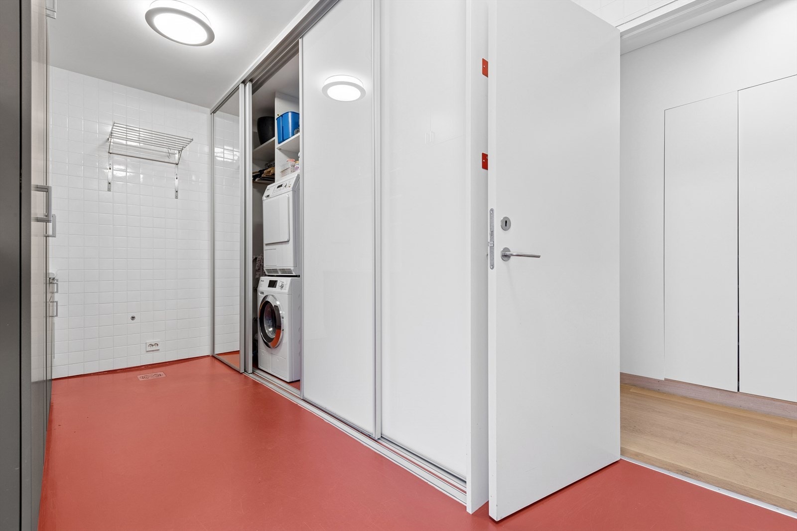 Rommet er praktisk utstyrt med rikelig med skapplass, benk med utslagsvask, flislagte vegger og epoxybelegg på gulv. Skittentøyssjakt fra walk-in-closet i 2.etasje Galleribilde