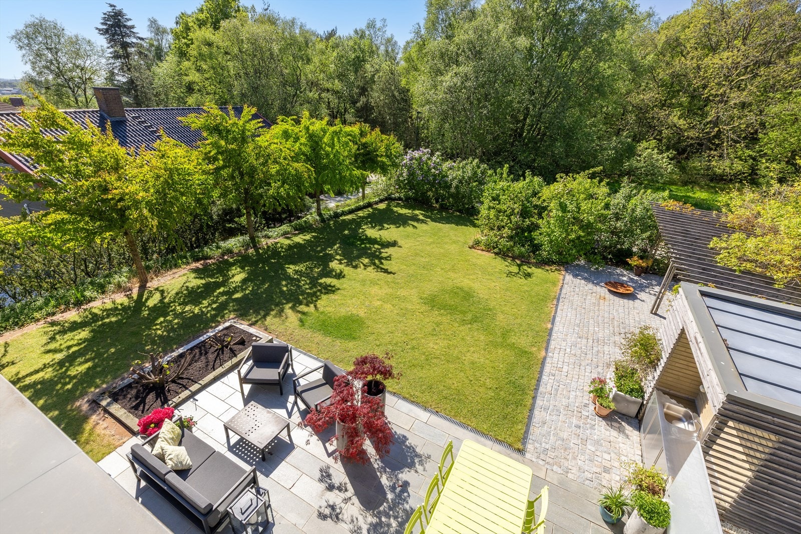 I tillegg til uteplassene har man et svært kjekt utekjøkken med tilhørende pergola Galleribilde
