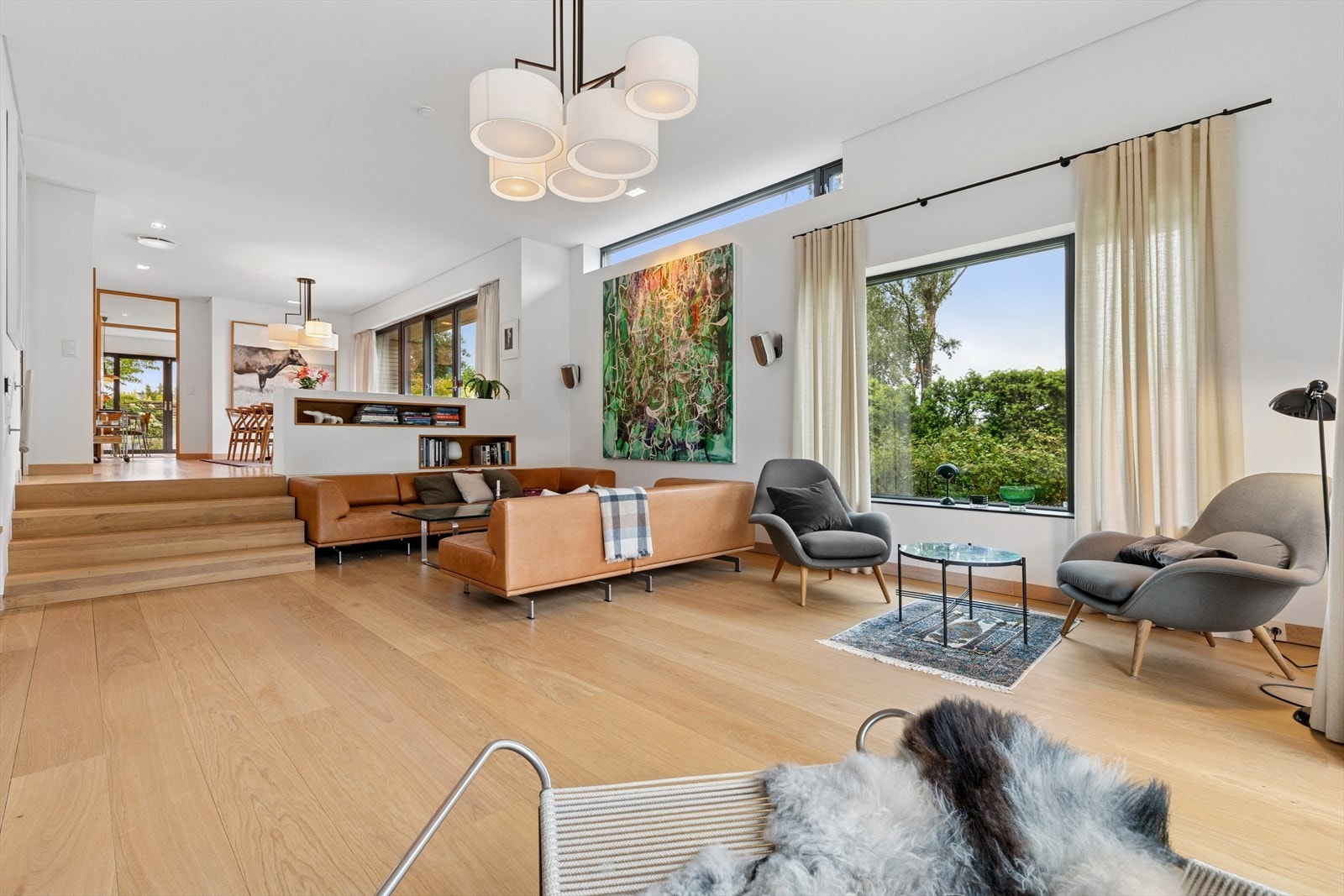 Her er det lysmalte overflater, Dinesen heltre eikebord på gulv og lekre Noon 5 taklamper i tillegg til downlights Galleribilde