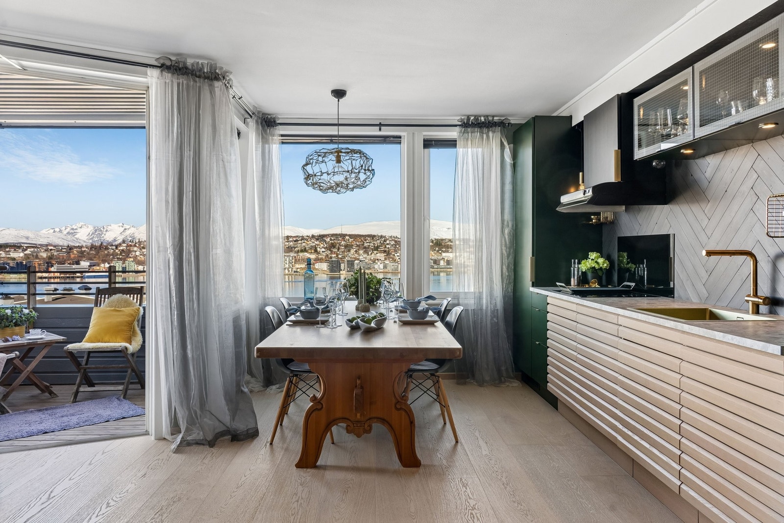 Velkommen til Sommarfjøsveien 91! Samlingspunkt for gode frokoster og fine selskaper med kvalitetskjøkken. Galleribilde