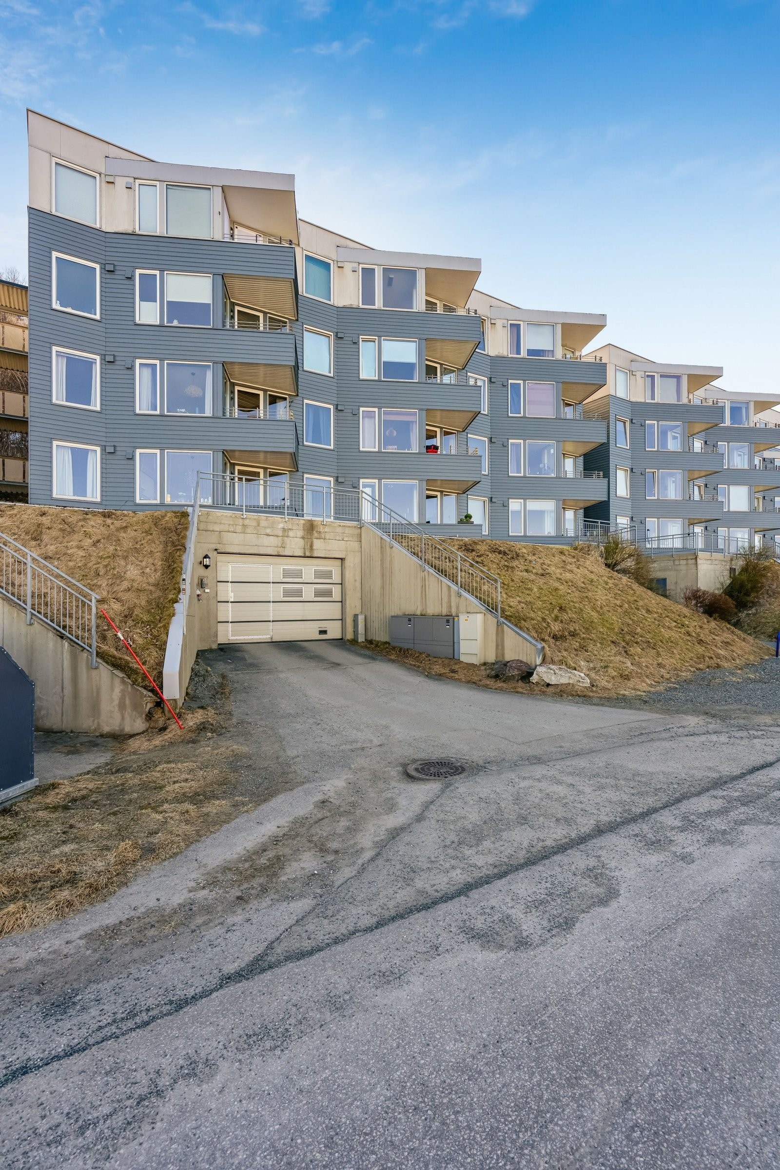 Innkjørsel garasje - med parkeringsplass rett frem fra porten. Galleribilde