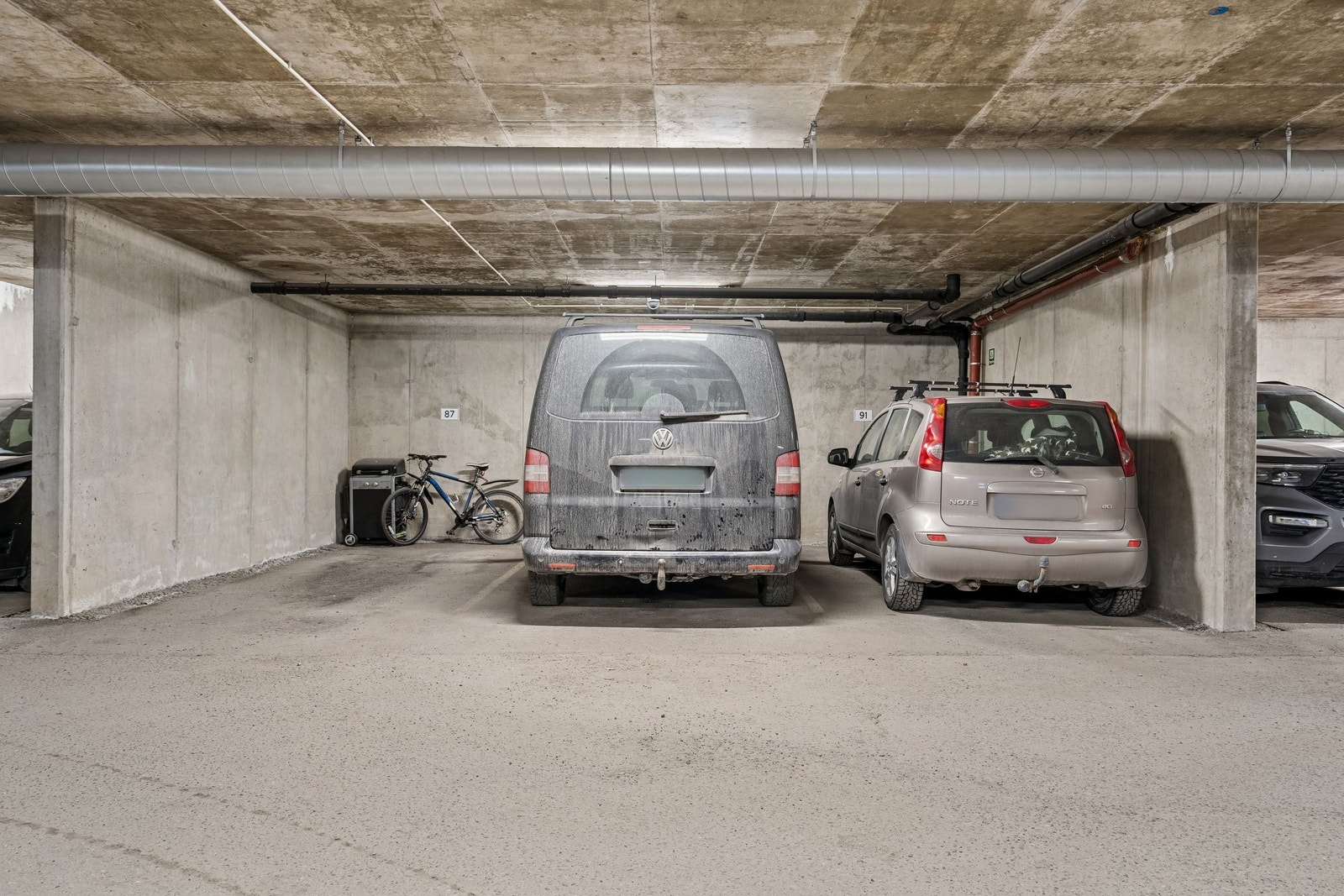 Egen parkeringsplass med mulighet for montering av elbillader. Galleribilde