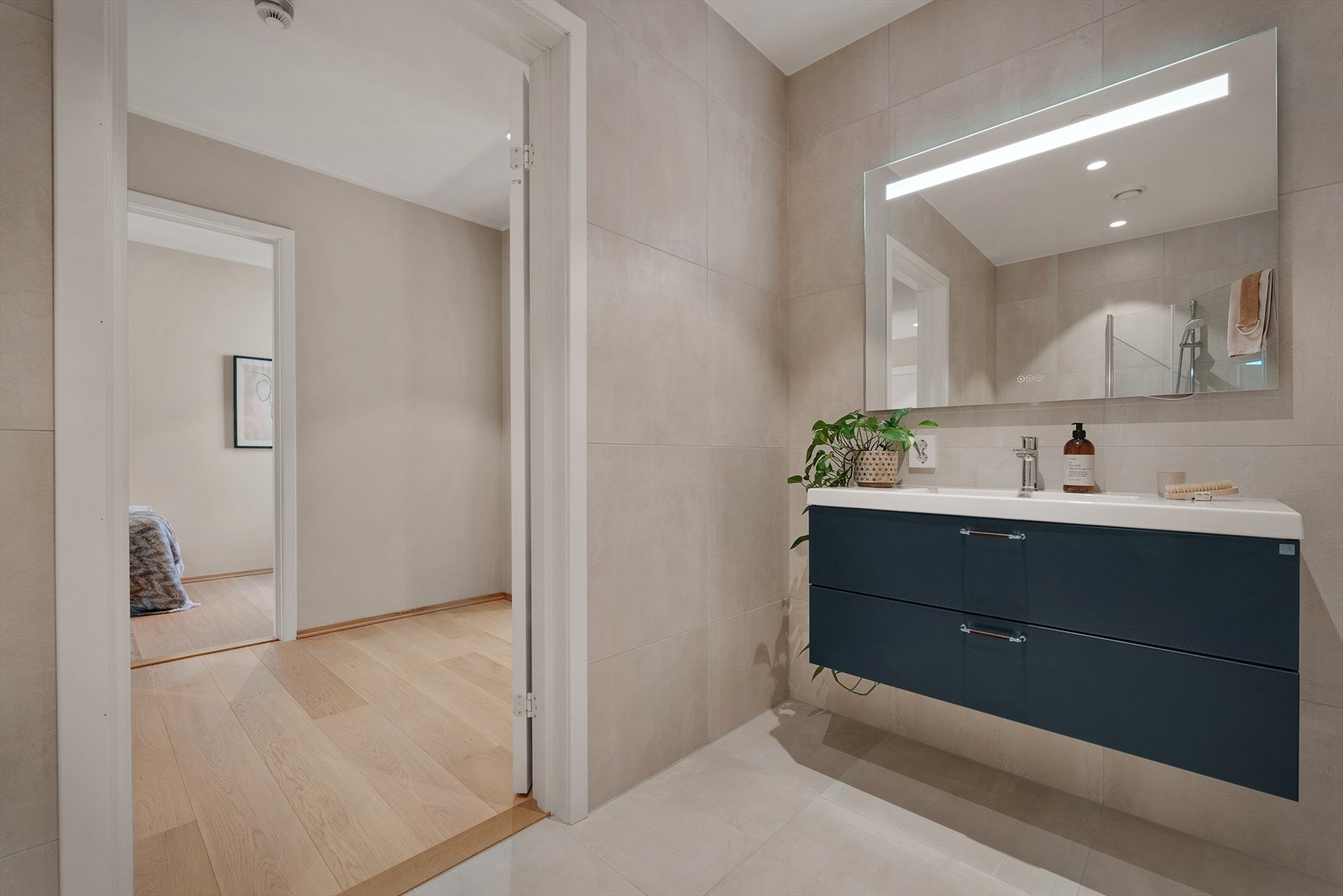 Det andre badet fremstår delikat og funksjonelt, med moderne innredning og gode overflater. Galleribilde