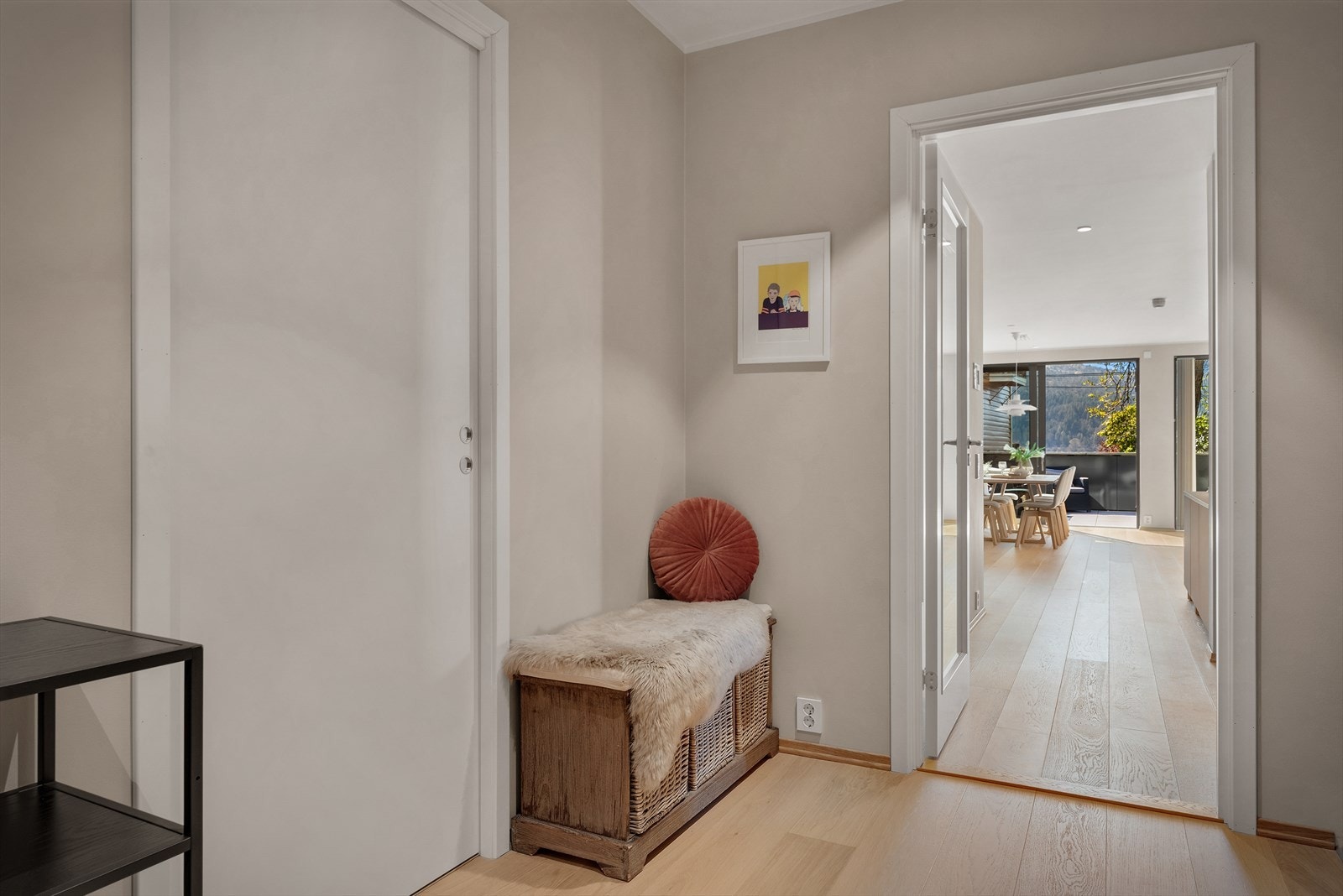 Gangen binder rommene naturlig sammen. Praktisk skyvedør inn til intern bod. Galleribilde