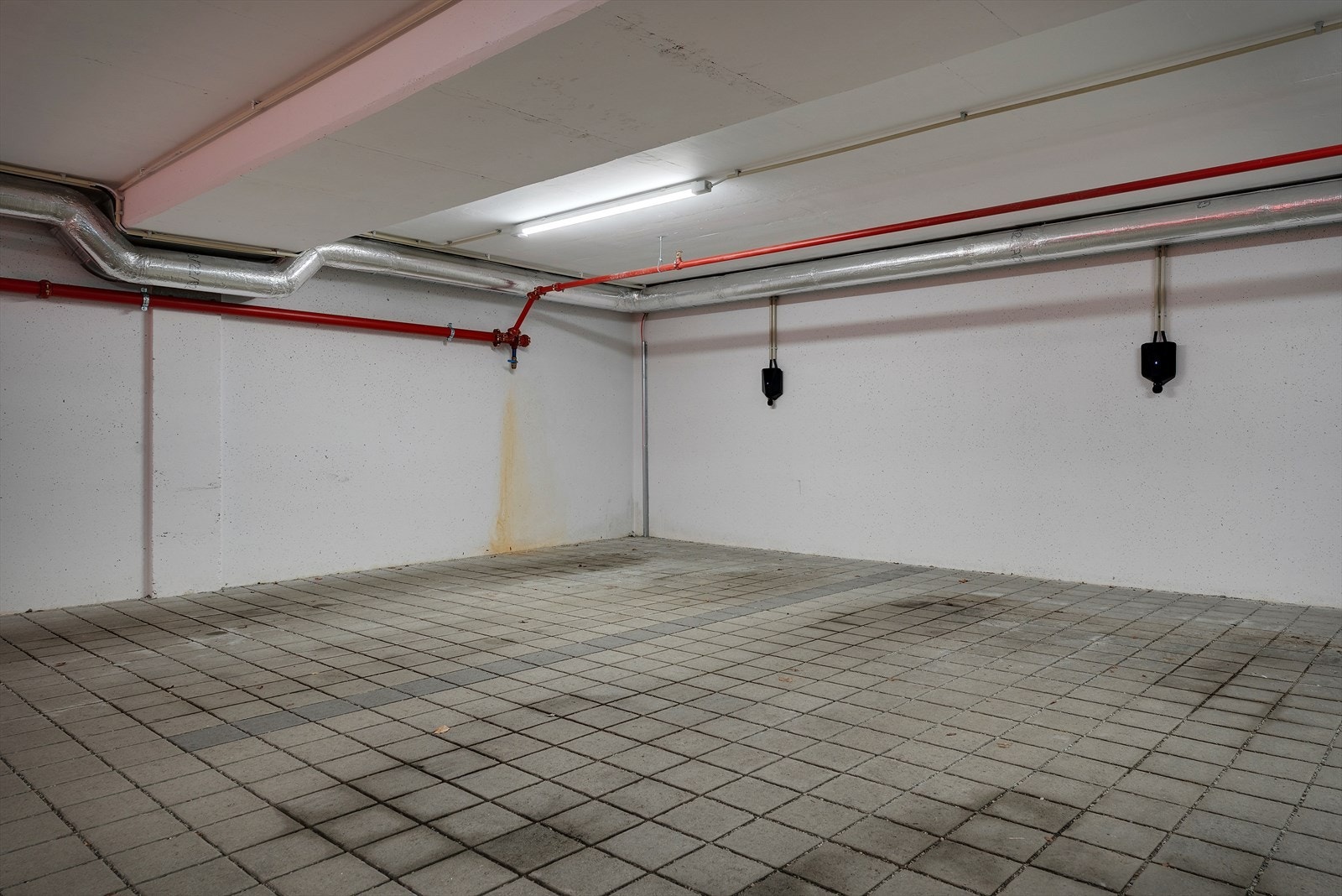 Parkeringsplass med elbillader. Plassen er nummer 2 fra venstre. Galleribilde