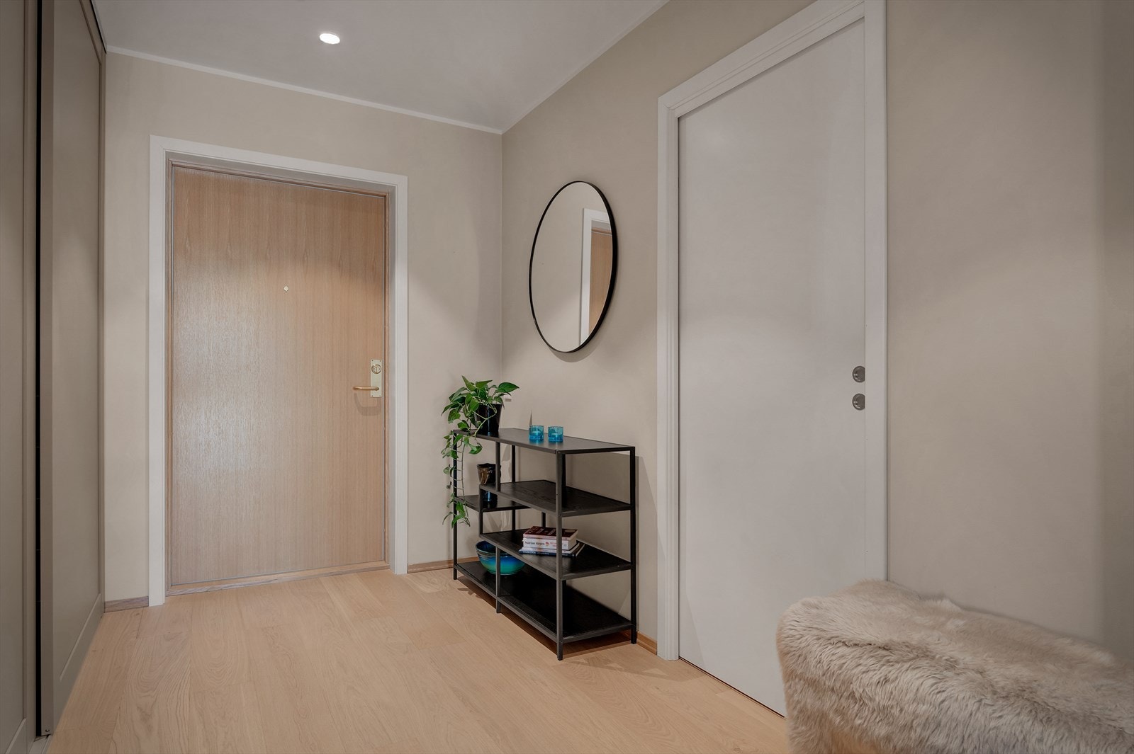 Entréen er både innbydende og funksjonell, med plass til oppbevaring og en ryddig ankomstsone. Galleribilde